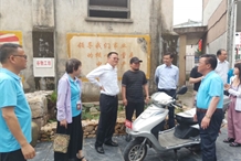 集团公司董事长陪同池州市雍市长参观天下粮仓，县、镇领导陪同