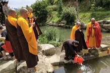 印心禅寺的住持来九华神龙谷景区放生