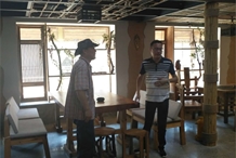 深圳市非遗办主任、文管办主任欧阳进雄一行来青阳县陵阳镇天下粮仓考察工作